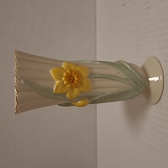 Lenox Daffodils in Bloom Bud Vase with Gold Trim - Picture 15 of 16